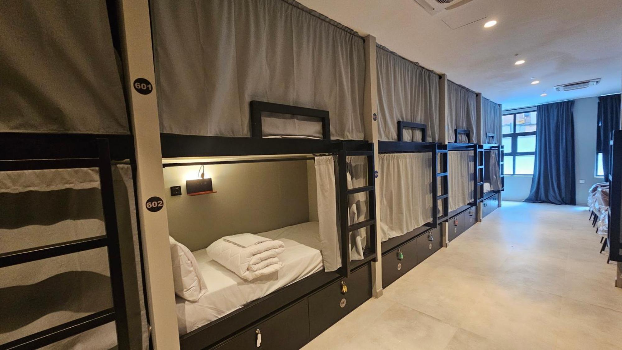 Lit Simple dans Dortoir Mixte